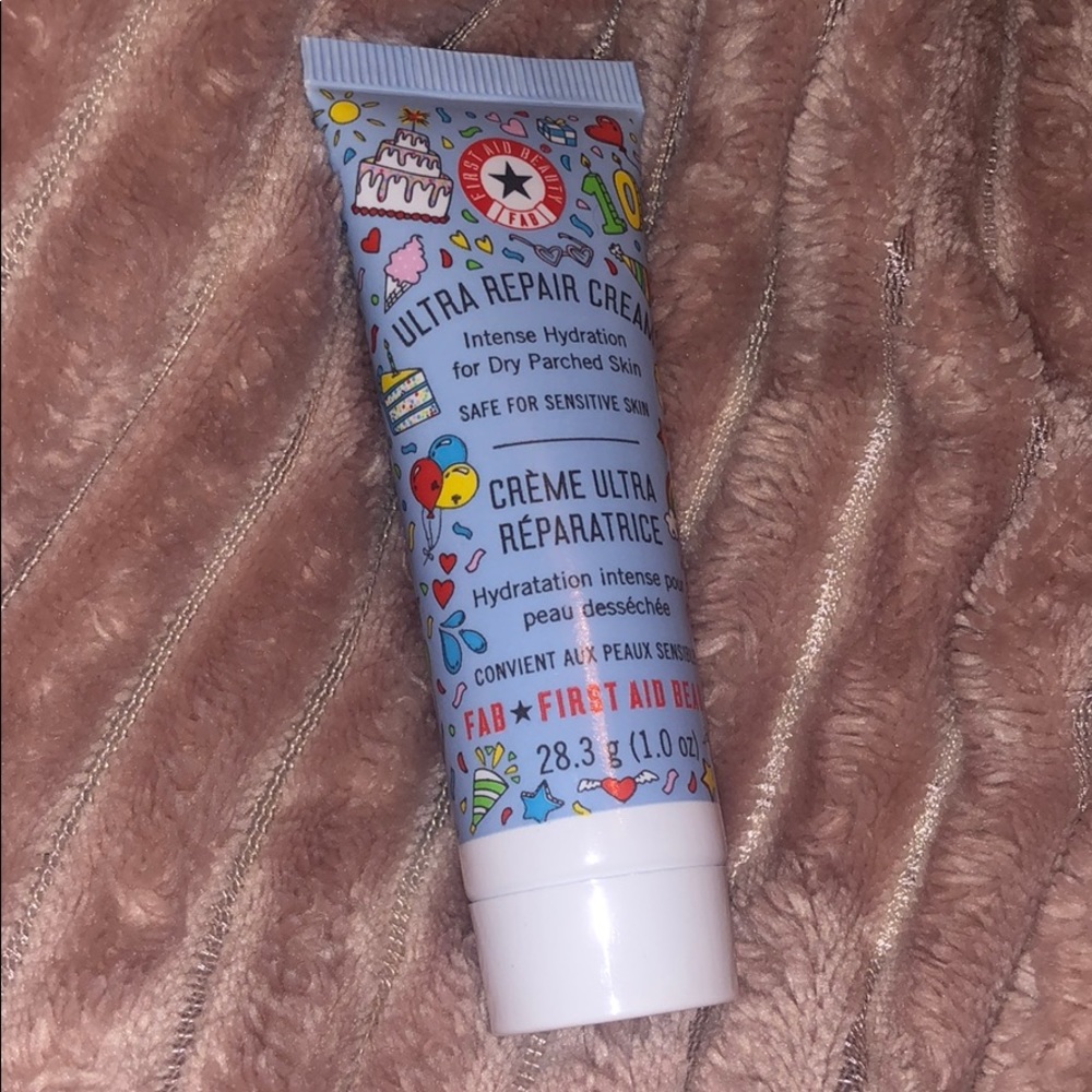 5/$25 🖤 FIRST AID BEAUTY Ultra Repair Cream